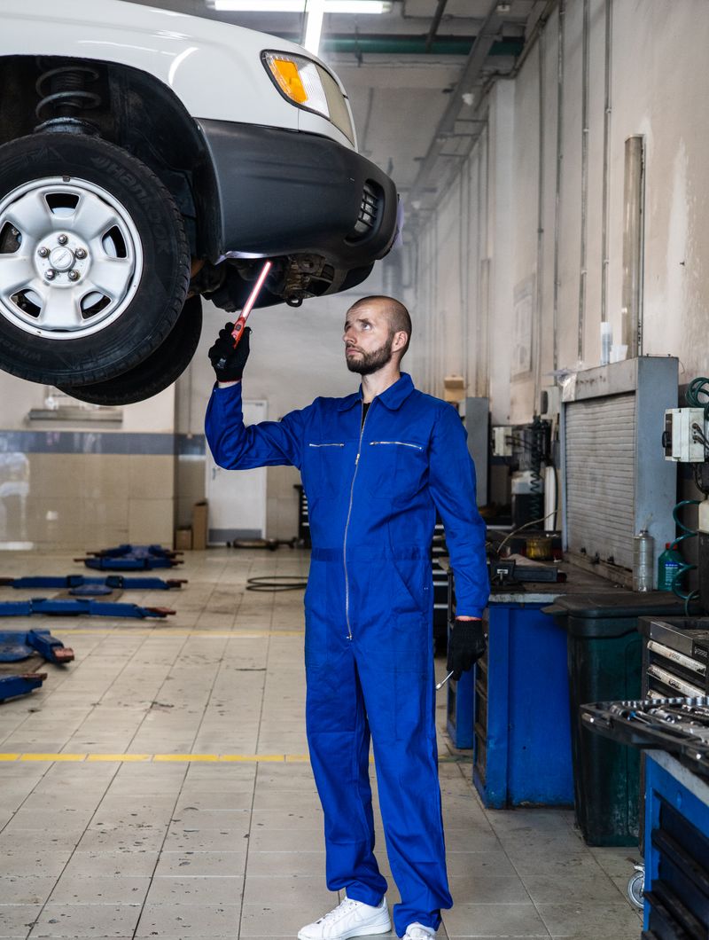 Webdesign für Garagen – Mechaniker in der Werkstatt