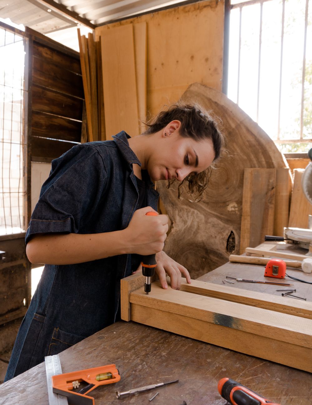 Webdesign für Handwerksbetriebe – Schreinerin in der Werkstatt
